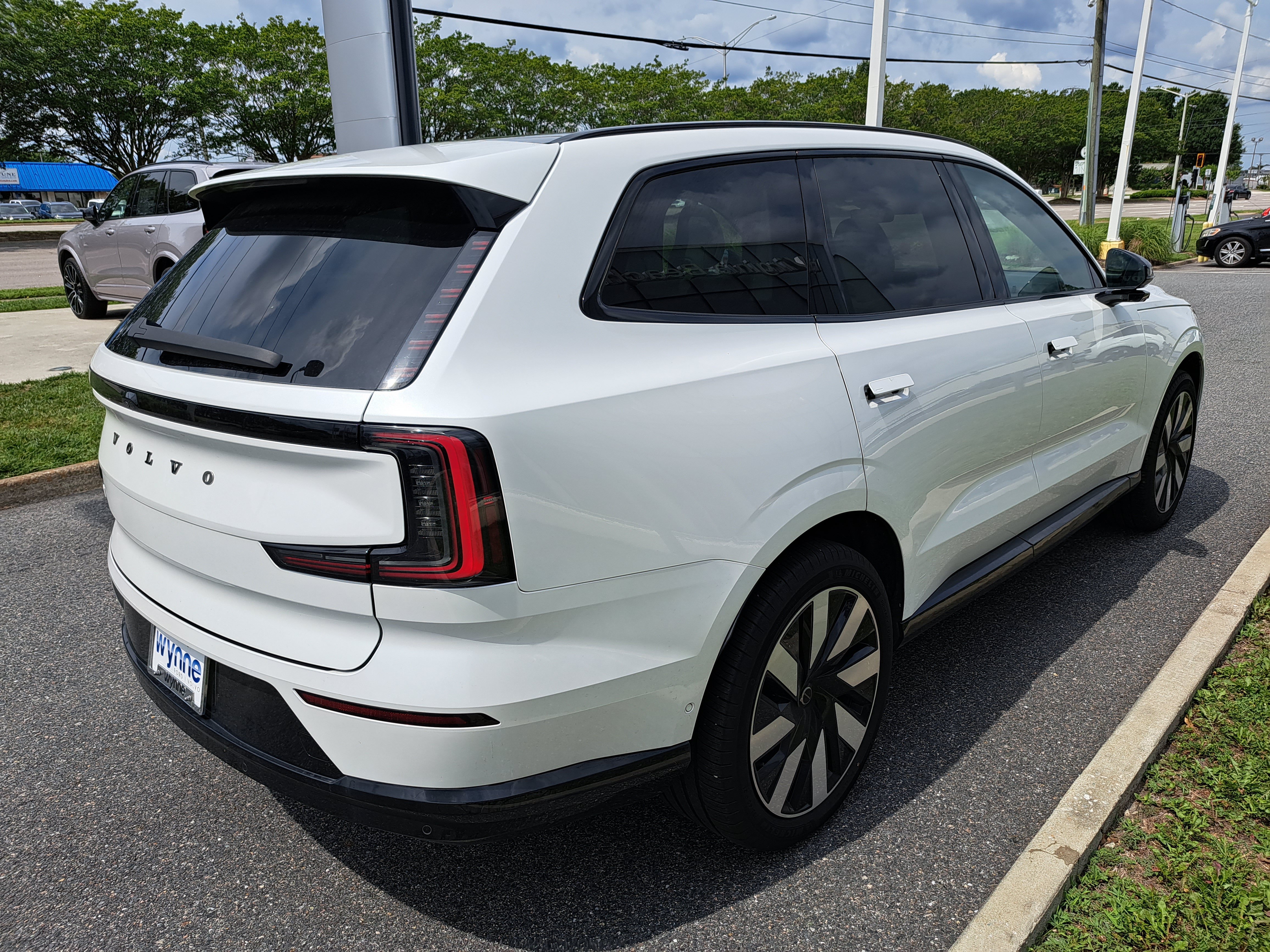 New 2025 Volvo EX90 Plus AWD/4WD image 3