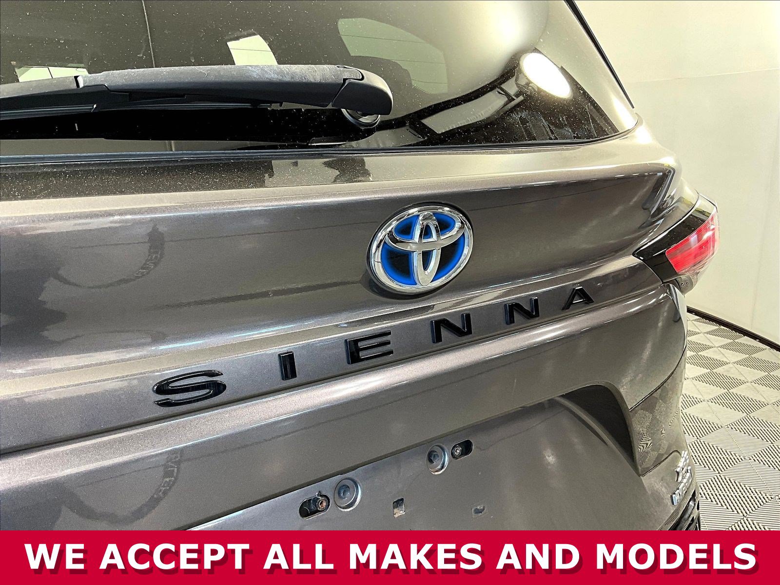 Used 2021 Toyota Sienna XSE FWD image 22