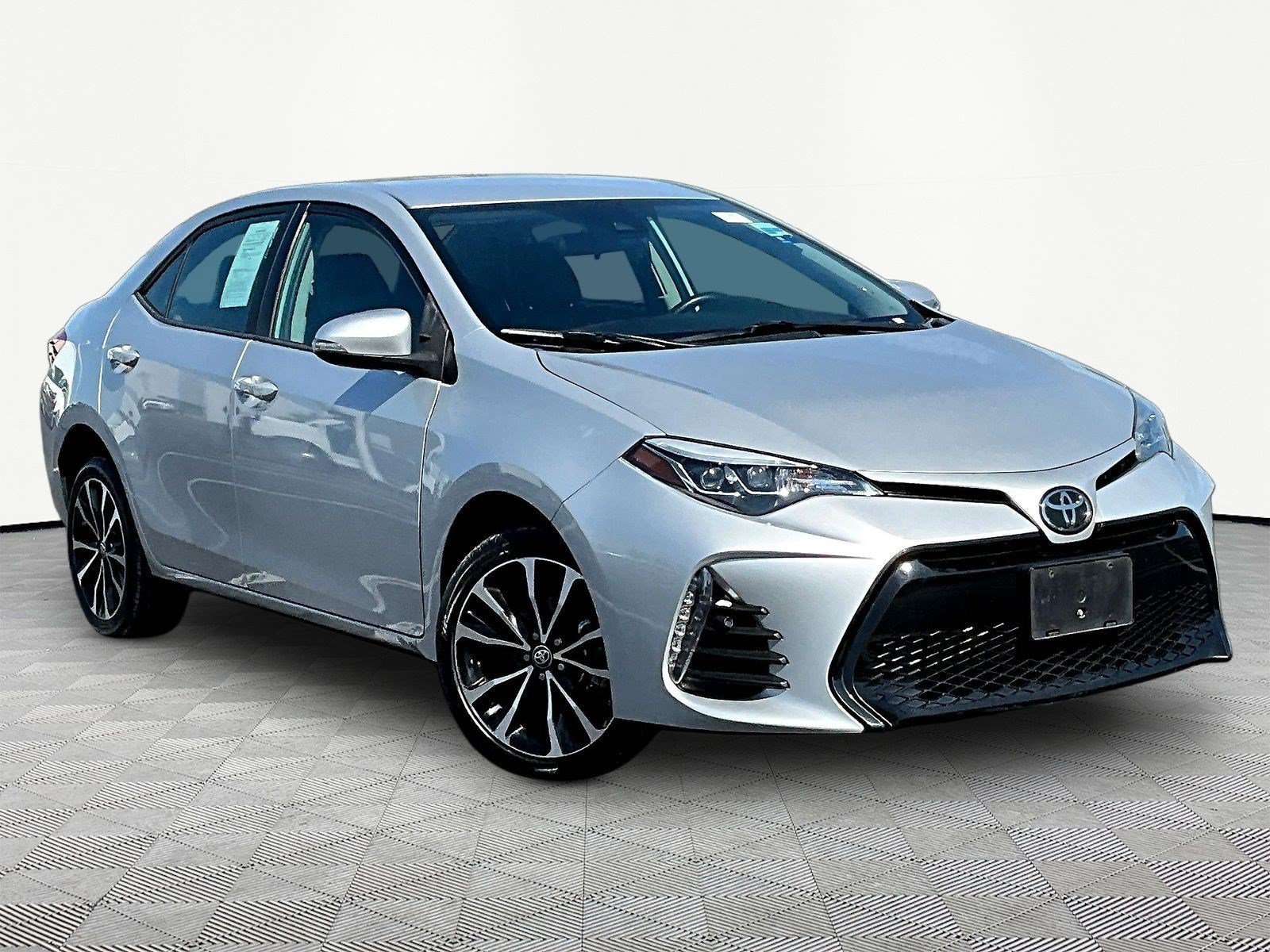 Used 2018 Toyota Corolla SE w/ Carpet Mat Package (TMS) FWD image 3