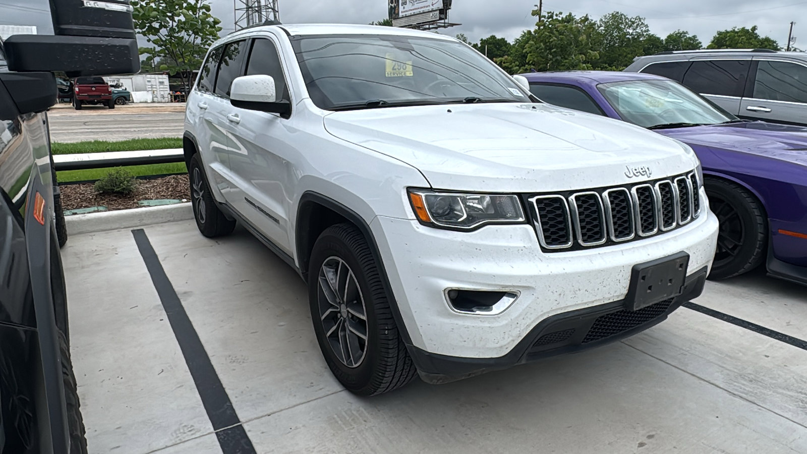 Used 2018 Jeep Grand Cherokee Laredo RWD image 3