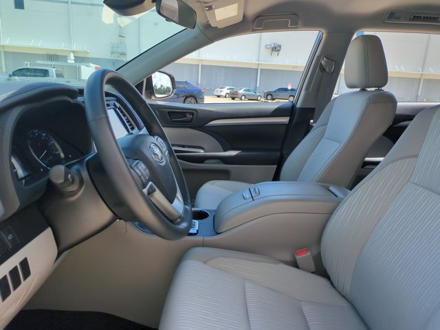 Used 2019 Toyota Highlander Plus FWD image 15