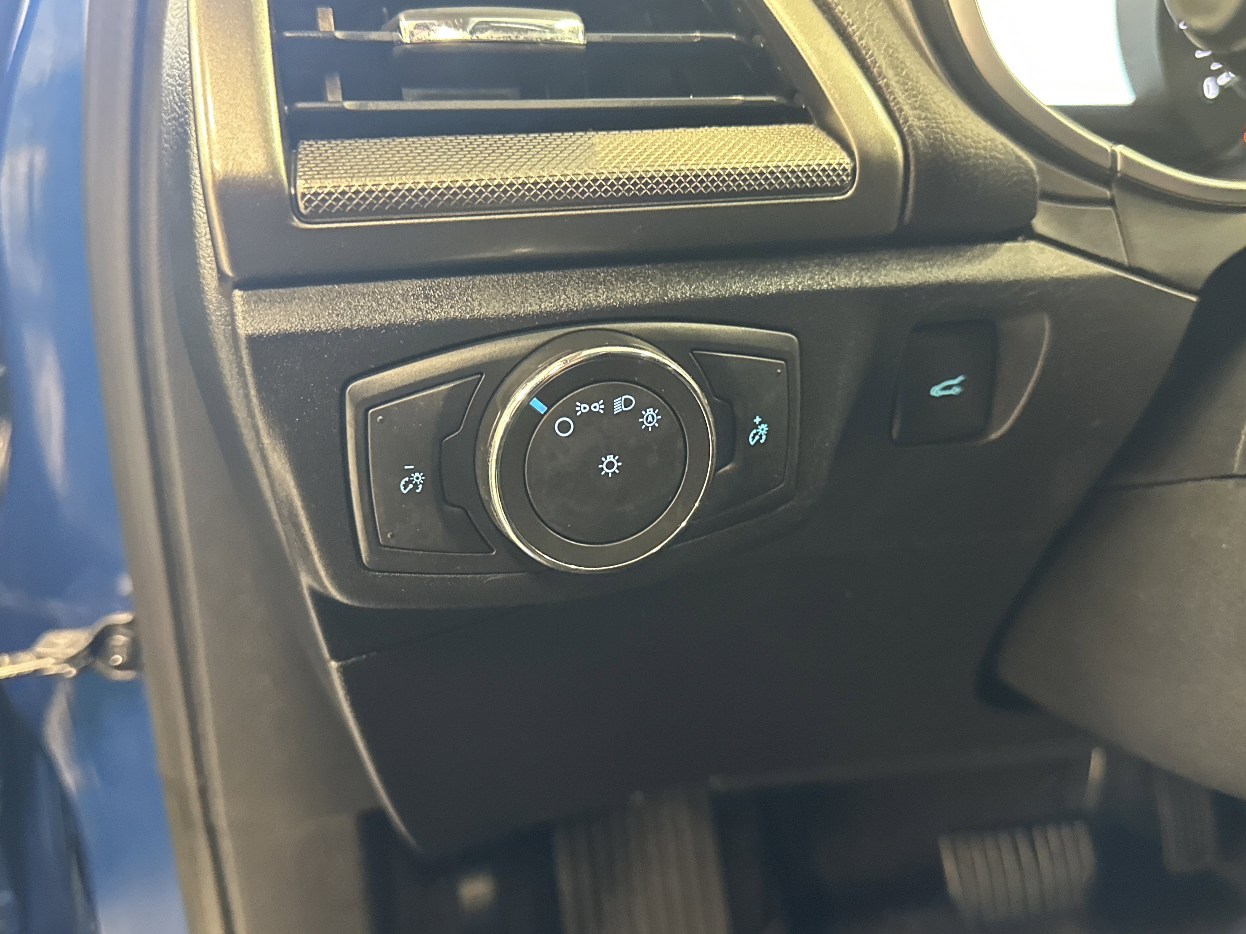 Used 2017 Ford Fusion SE w/ Fusion SE Technology Package image 21