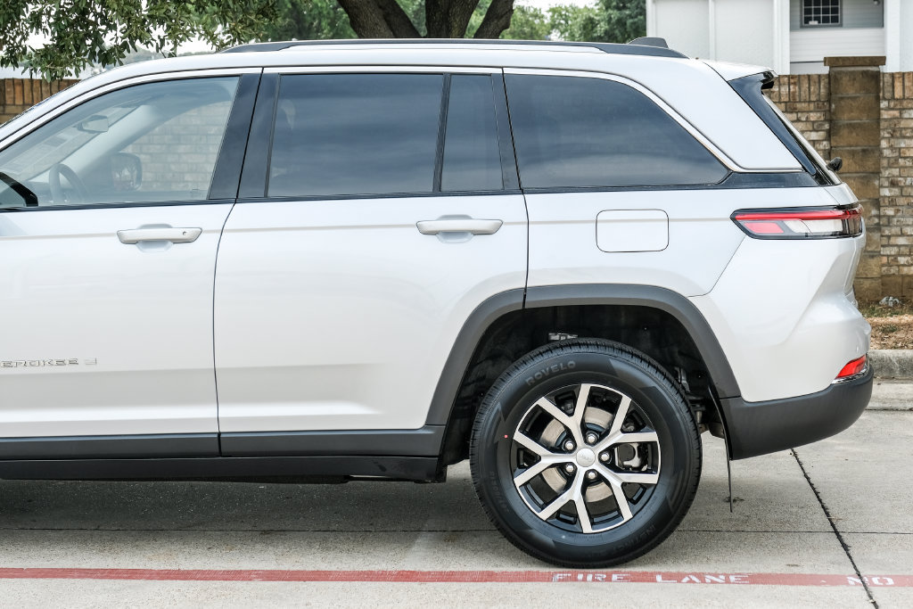 Used 2023 Jeep Grand Cherokee Limited w/ Luxury Tech Group II AWD/4WD image 23