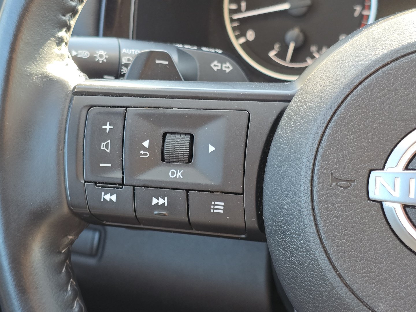 Used 2025 Nissan Pathfinder SV FWD image 15