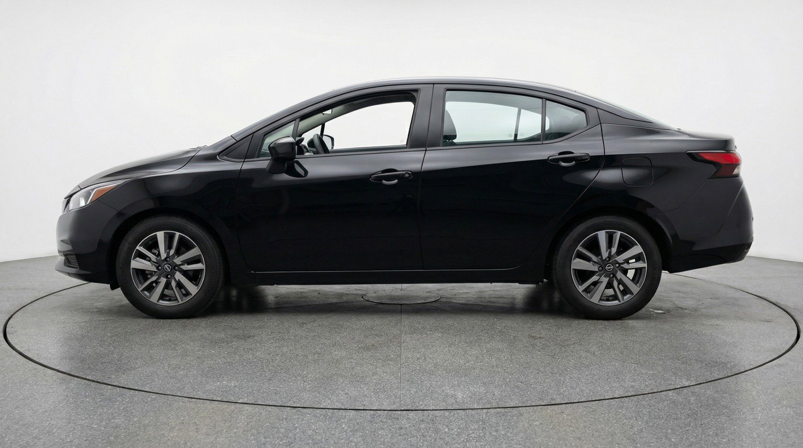 Used 2025 Nissan Versa SV image 5