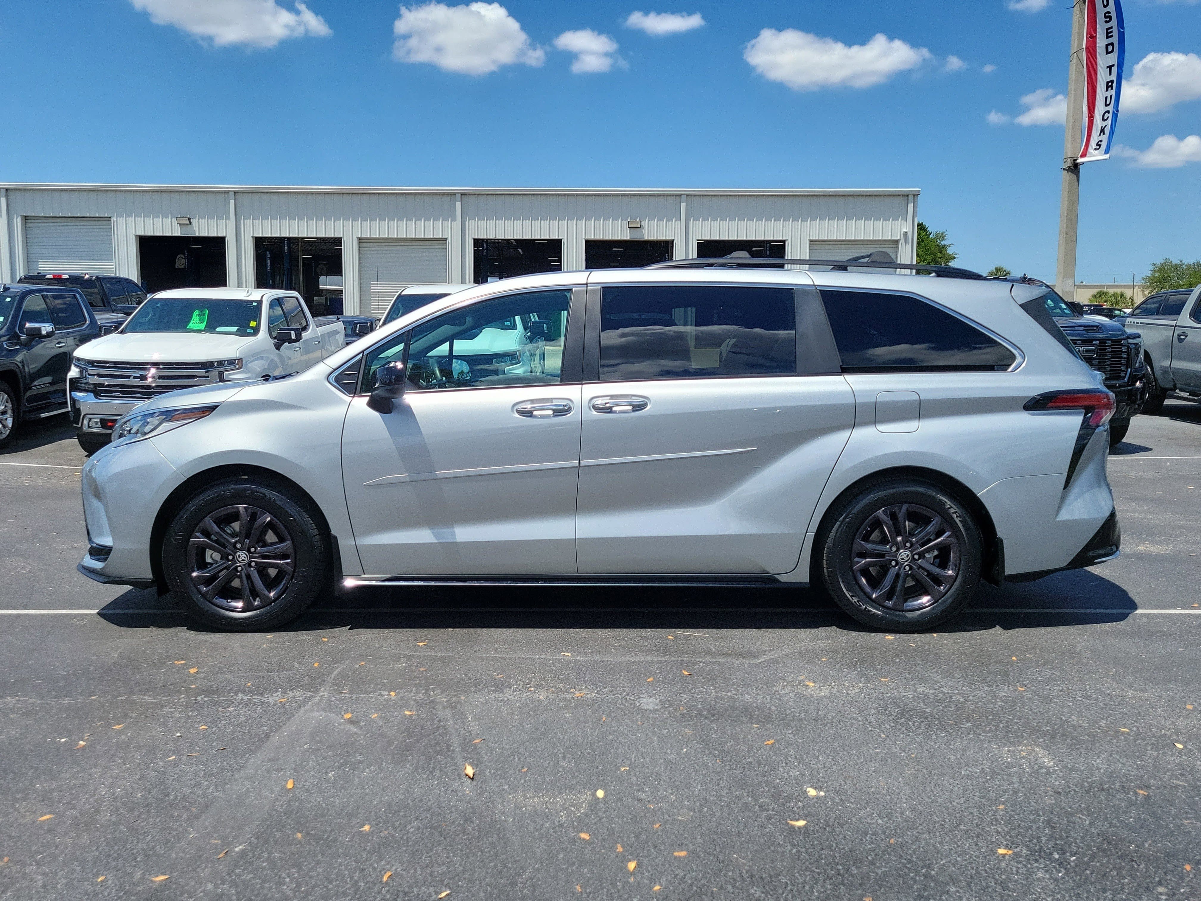 Used 2024 Toyota Sienna XSE w/ XSE Plus Package AWD/4WD image 6