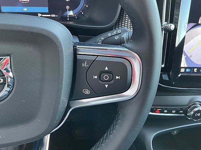 Certified 2025 Volvo XC40 B5 Plus AWD/4WD image 28
