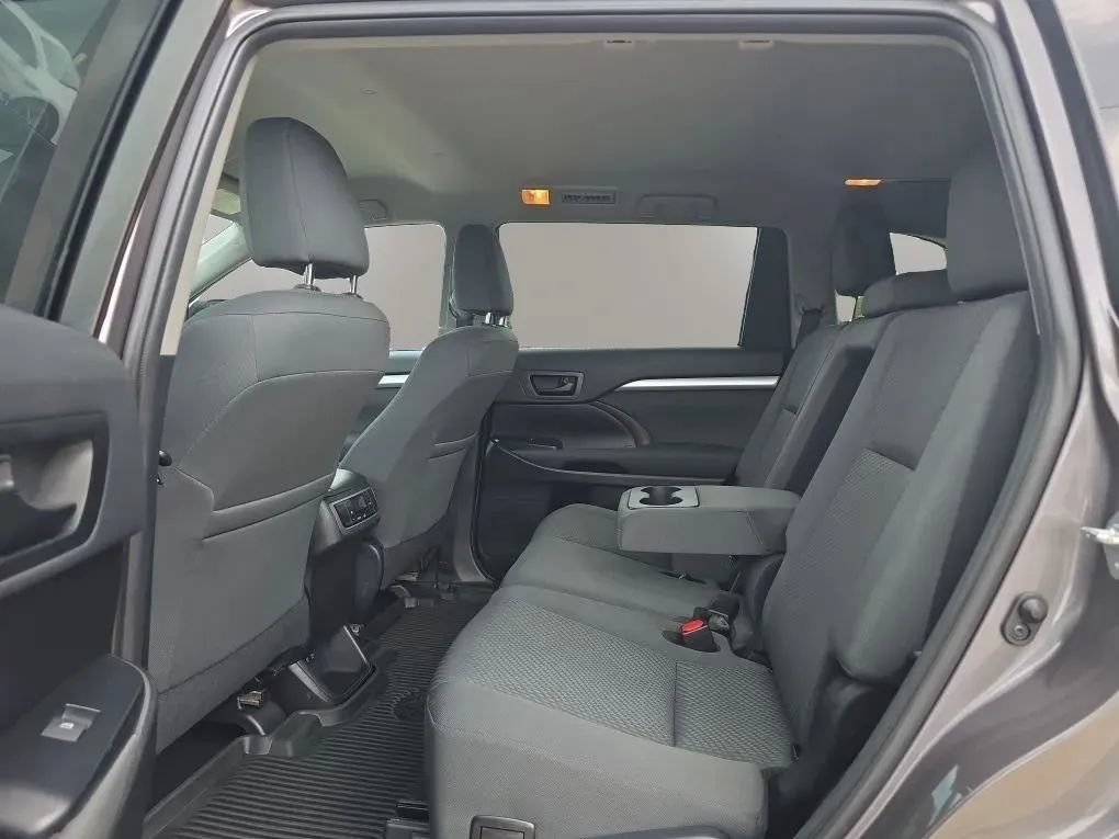 Used 2019 Toyota Highlander LE AWD/4WD image 35