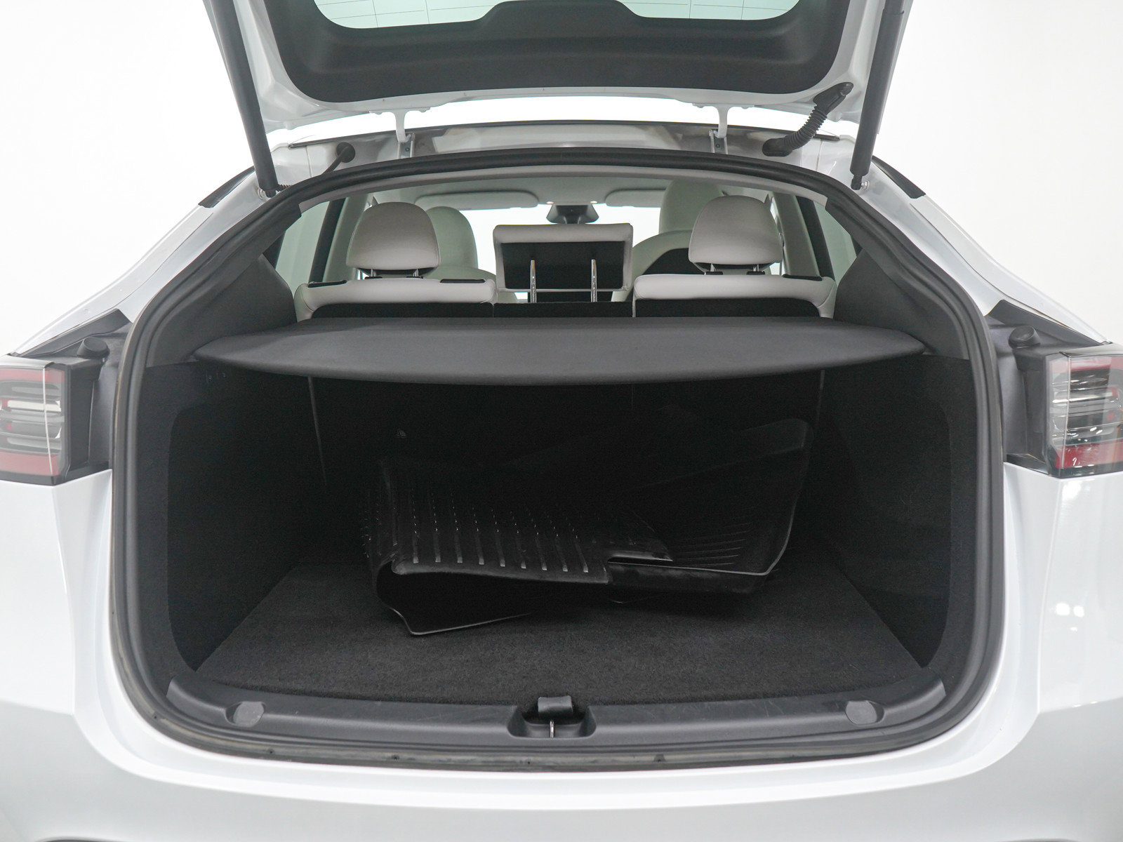 Used 2024 Tesla Model Y Long Range image 16