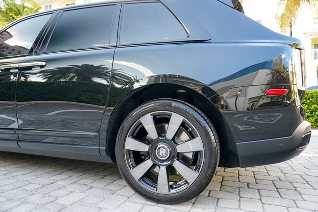 Used 2023 Rolls-Royce Cullinan w/ Cullinan Package image 18