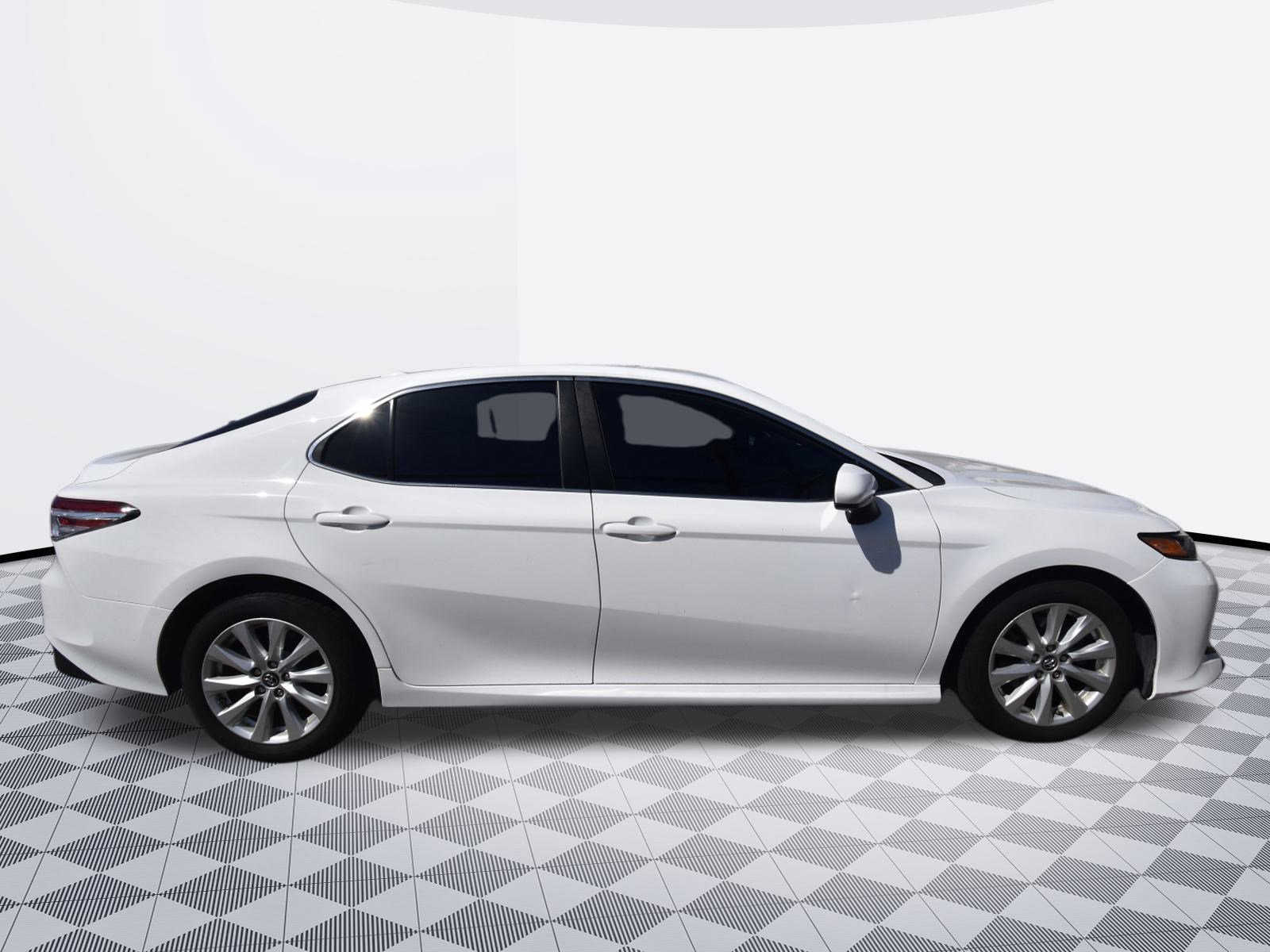 Used 2019 Toyota Camry LE image 3