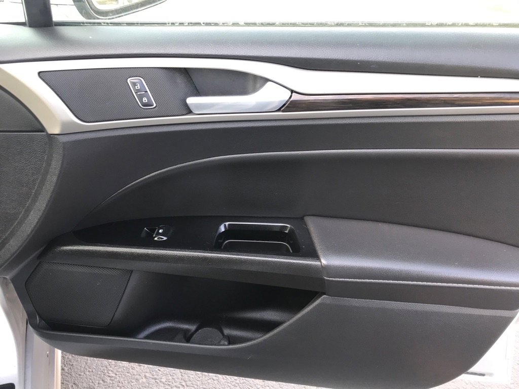 Used 2016 Ford Fusion SE w/ Equipment Group 202A image 24