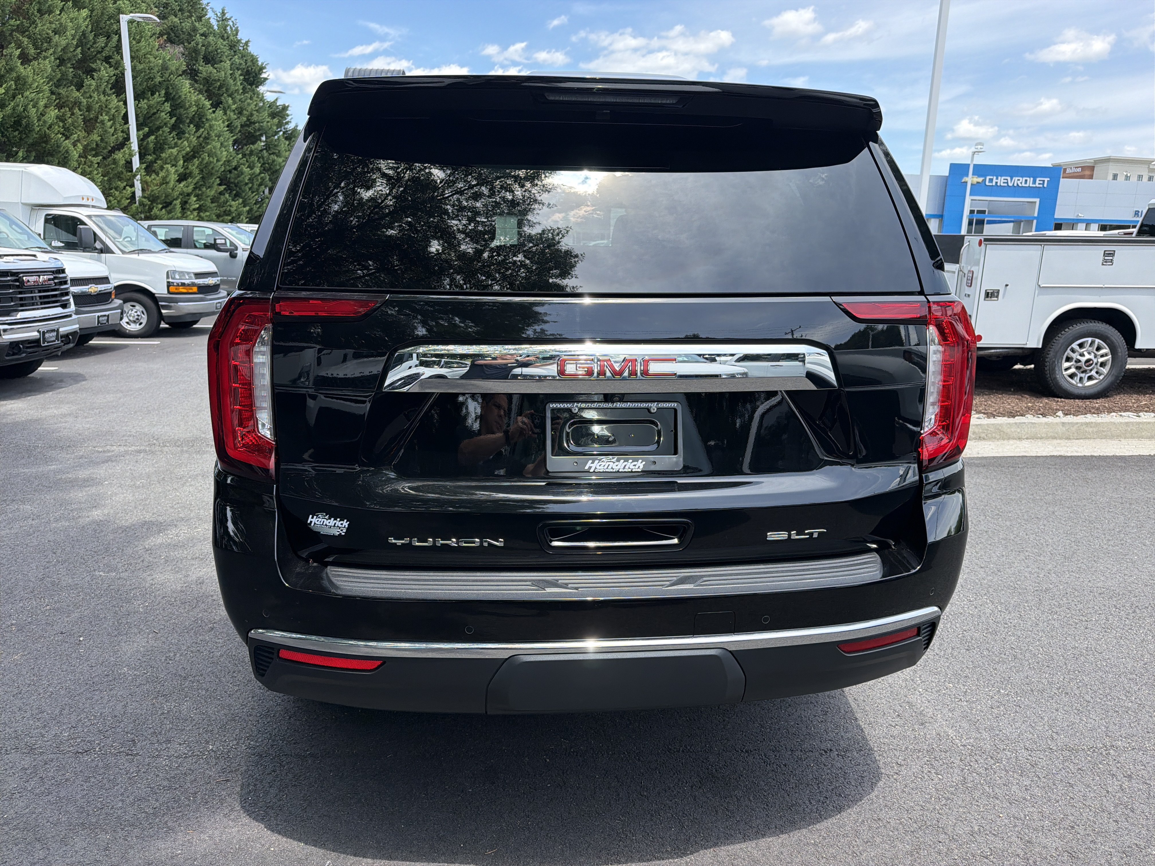 Used 2023 GMC Yukon SLT w/ SLT Luxury Package AWD/4WD image 9