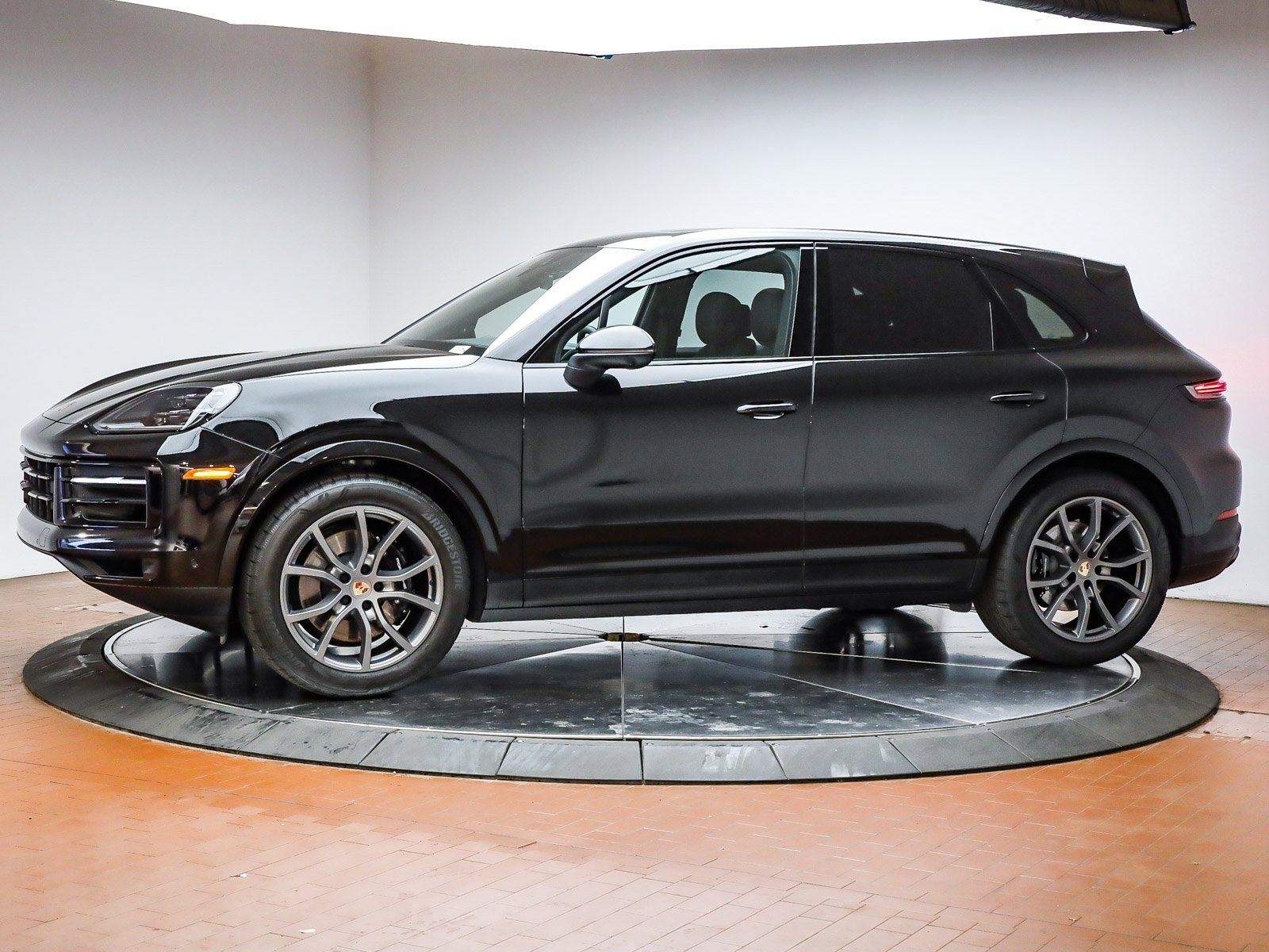 Used 2025 Porsche Cayenne image 2