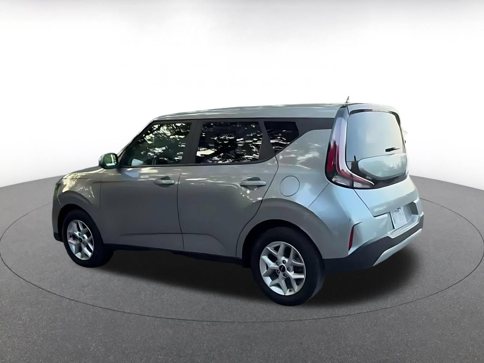 Used 2025 Kia Soul LX w/ LX Technology Package FWD image 9