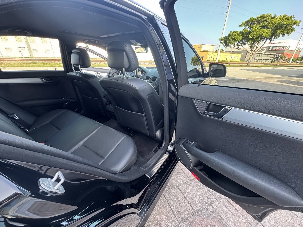 Used 2009 Mercedes-Benz C 300 Sedan image 40