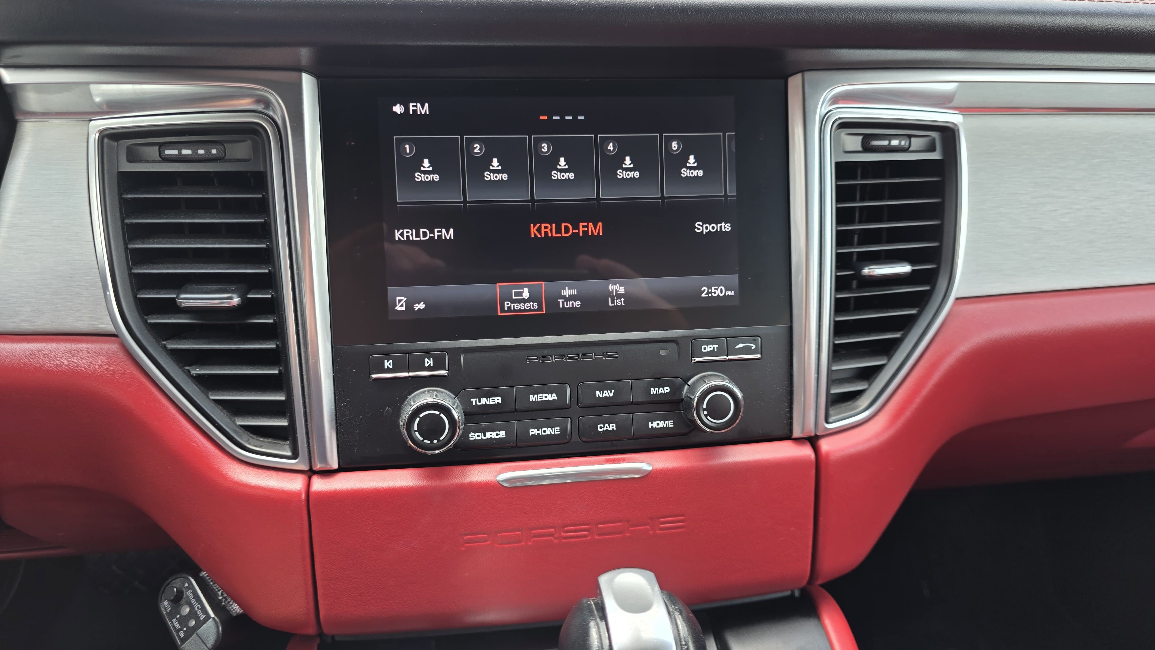 Used 2018 Porsche Macan Turbo AWD/4WD image 34