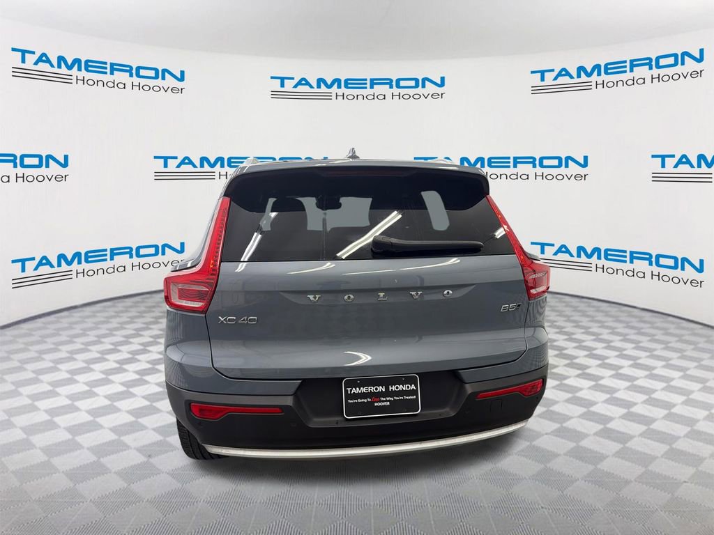 Used 2023 Volvo XC40 B5 Core image 4