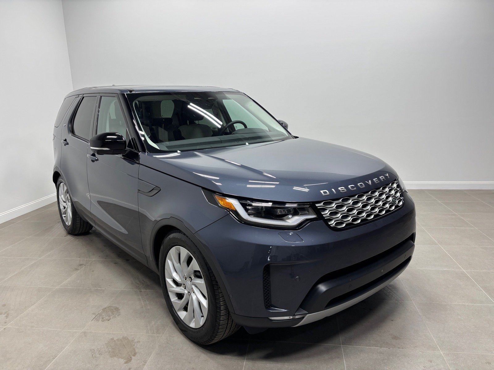 New 2025 Land Rover Discovery S AWD/4WD image 4