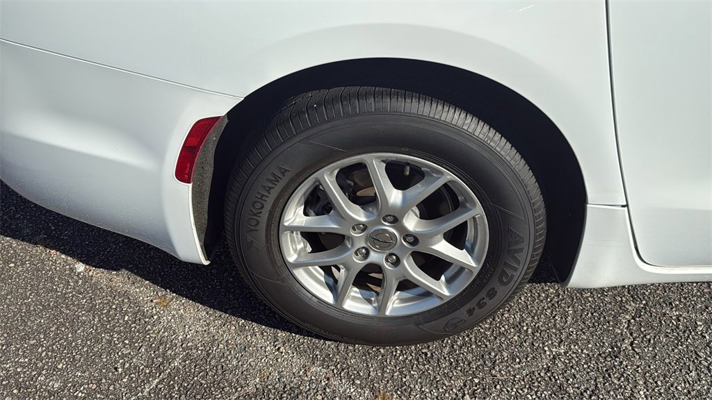 Used 2022 Chrysler Pacifica Touring-L image 10