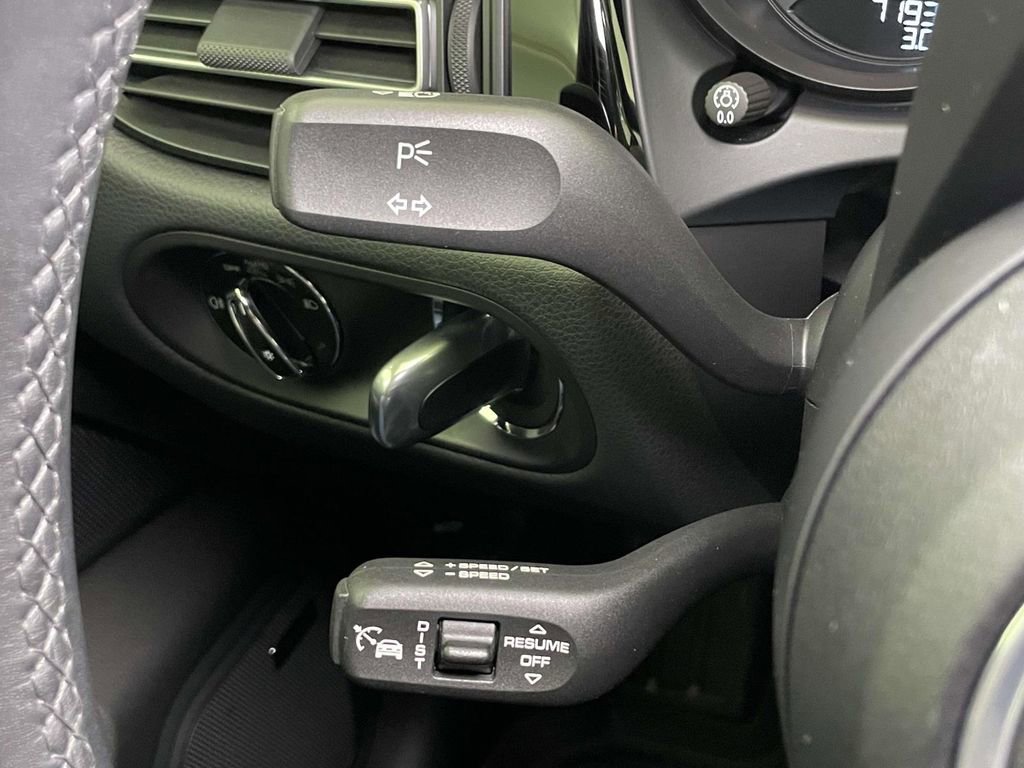 Certified 2025 Porsche Macan AWD/4WD image 42