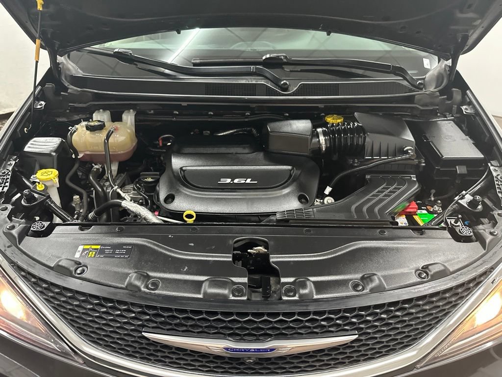 Used 2018 Chrysler Pacifica Touring-L Plus w/ Advanced Safetytec Group FWD image 13