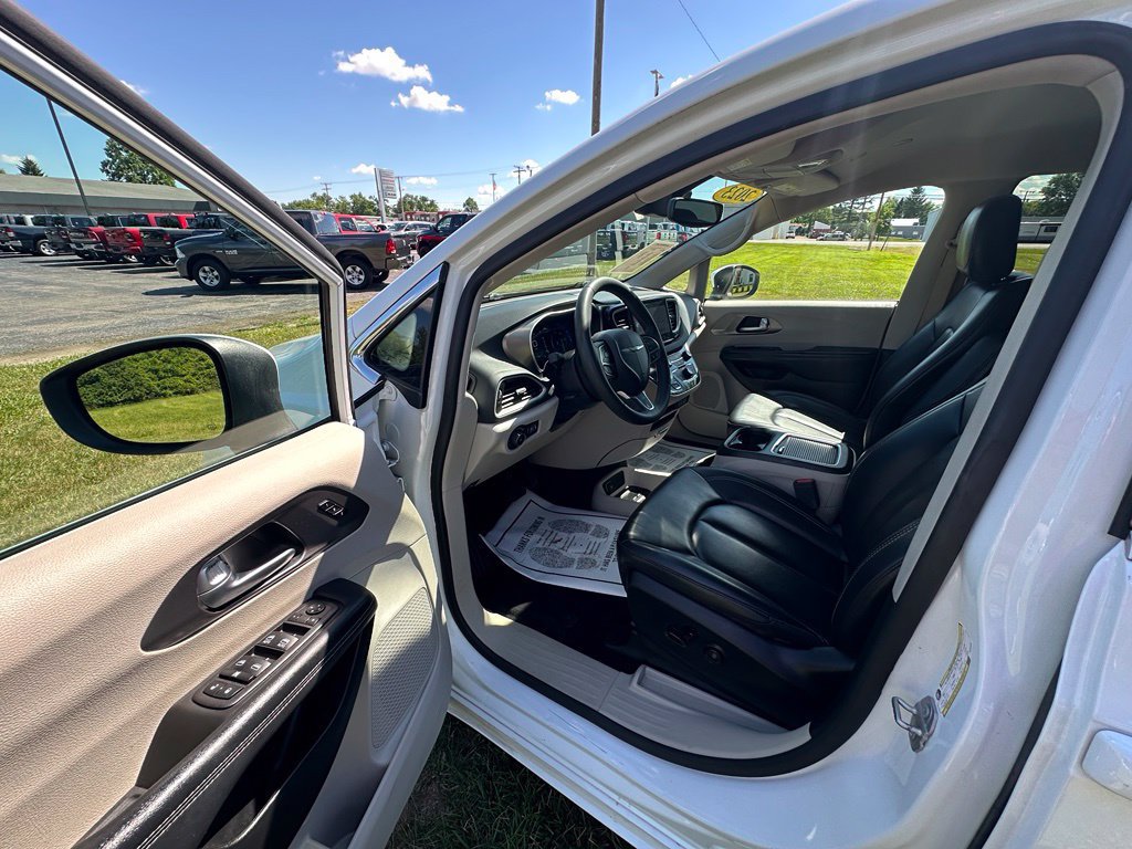 Used 2023 Chrysler Pacifica Touring-L FWD image 9