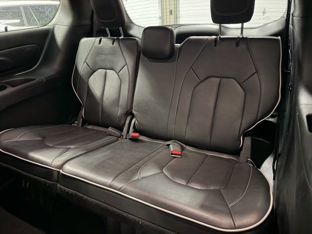 Used 2025 Chrysler Pacifica Limited image 21