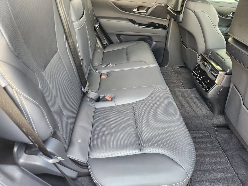 Used 2023 Lexus LX 600 4WD w/ Luxury Package image 33