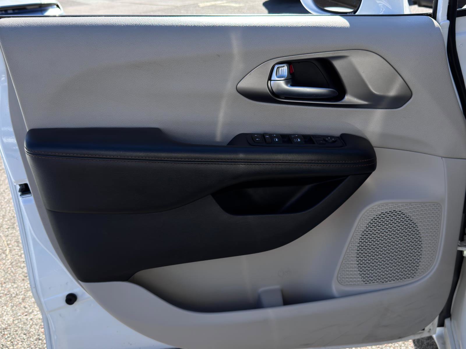 Used 2020 Chrysler Pacifica Touring image 12