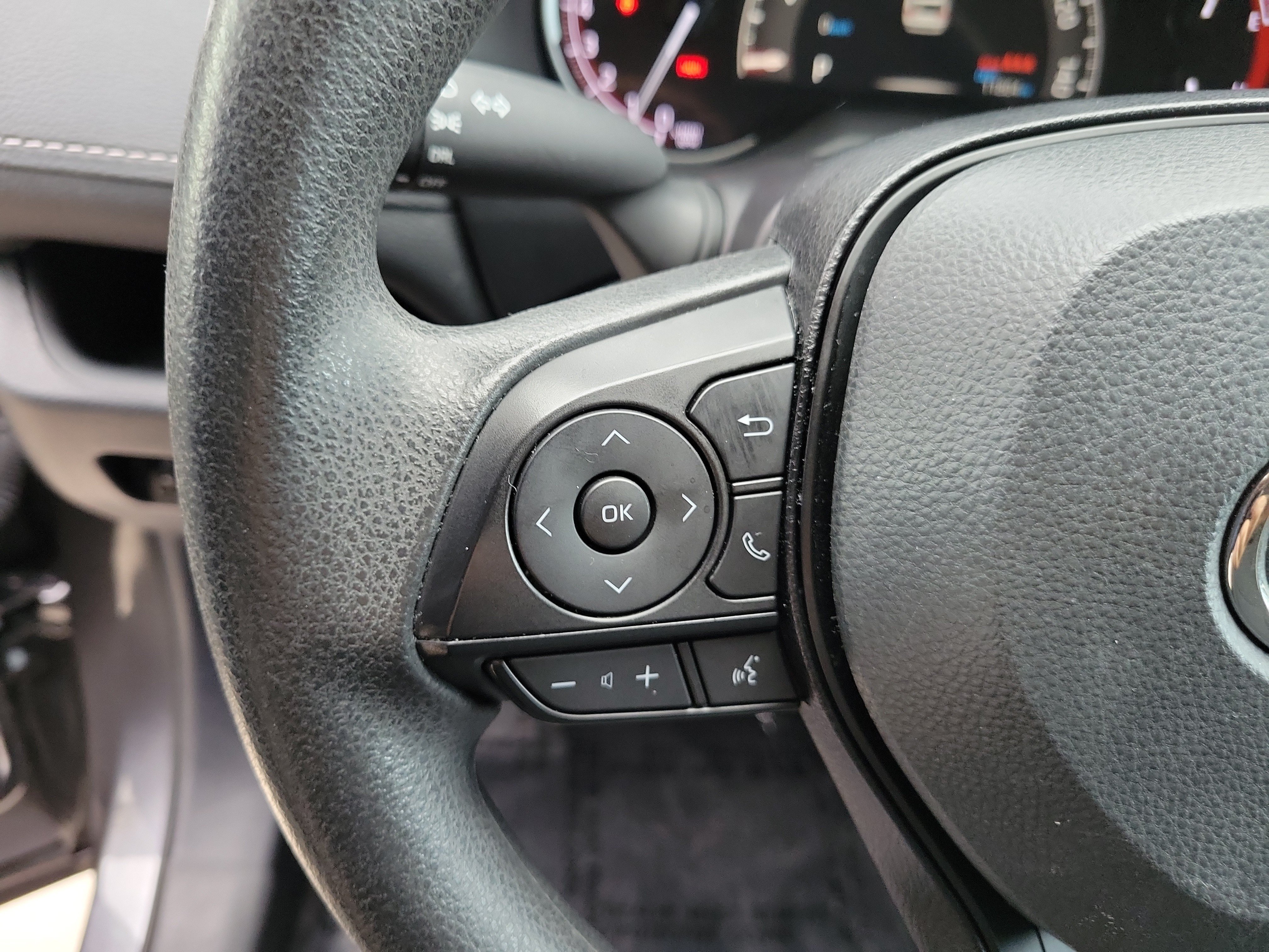 Certified 2025 Toyota RAV4 LE FWD image 25