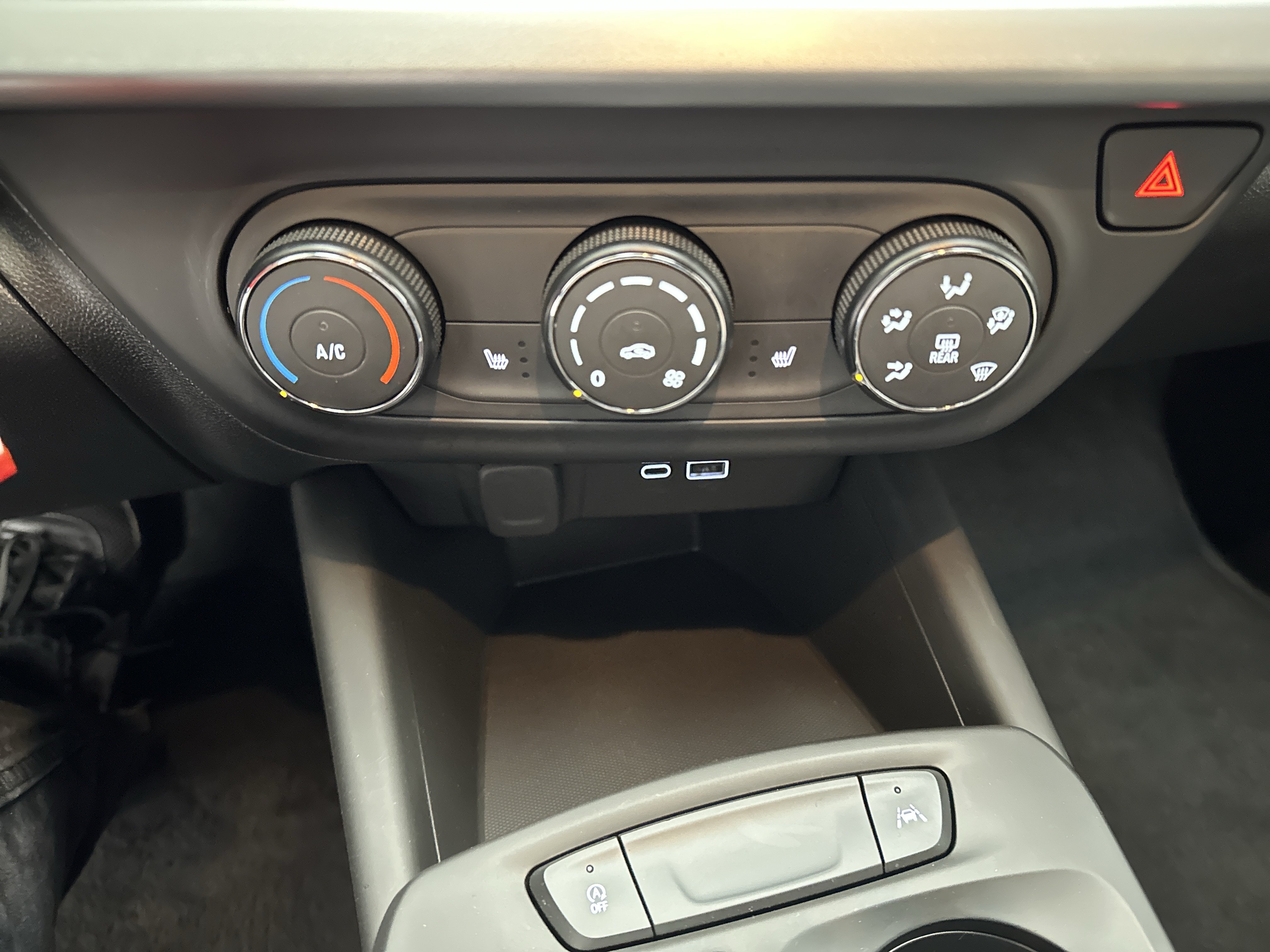 Used 2025 Chevrolet Trax RS FWD image 29