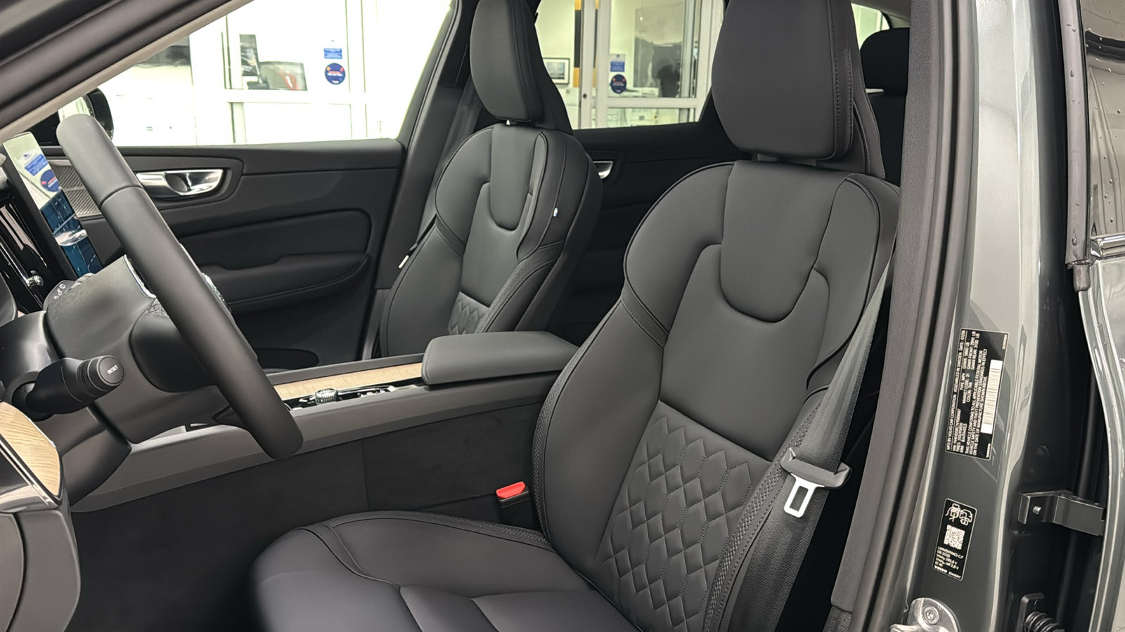 New 2027 Volvo XC60 T8 Plus AWD/4WD image 23