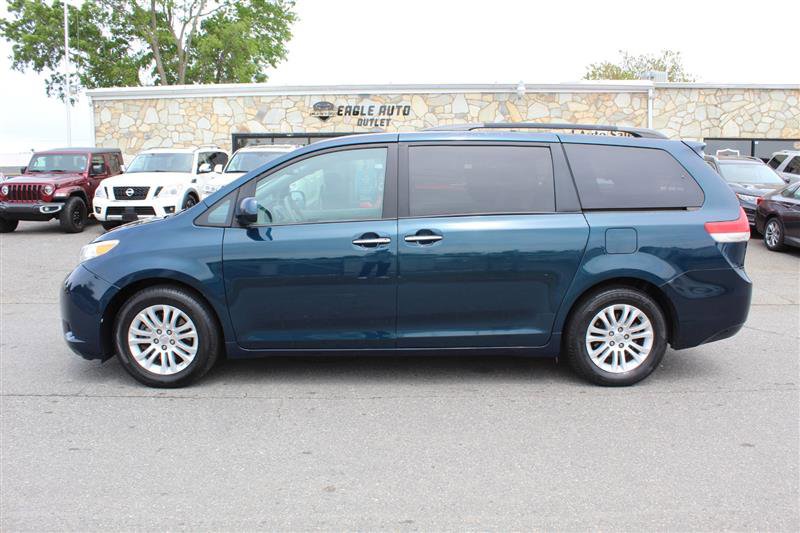 Used 2012 Toyota Sienna XLE FWD image 4