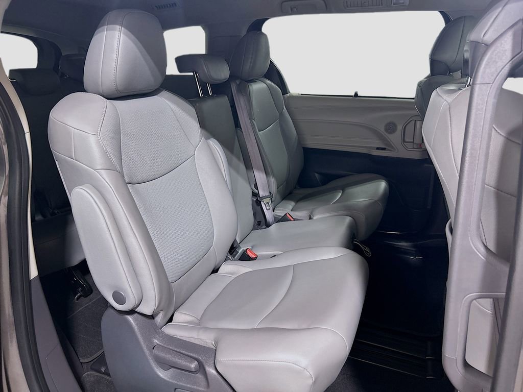 Used 2021 Toyota Sienna XLE FWD image 26