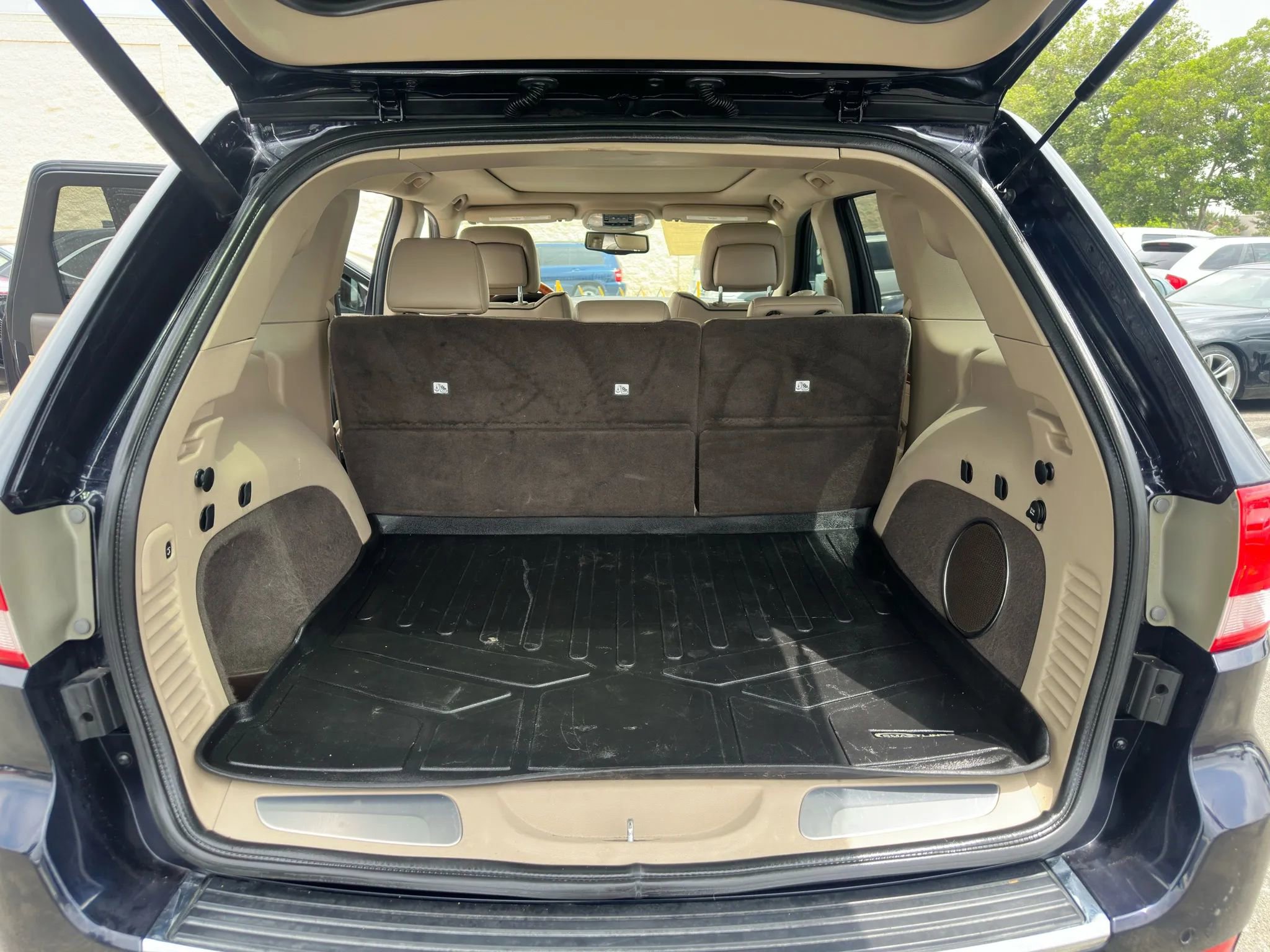 Used 2011 Jeep Grand Cherokee Overland w/ Trailer Tow Group IV image 17