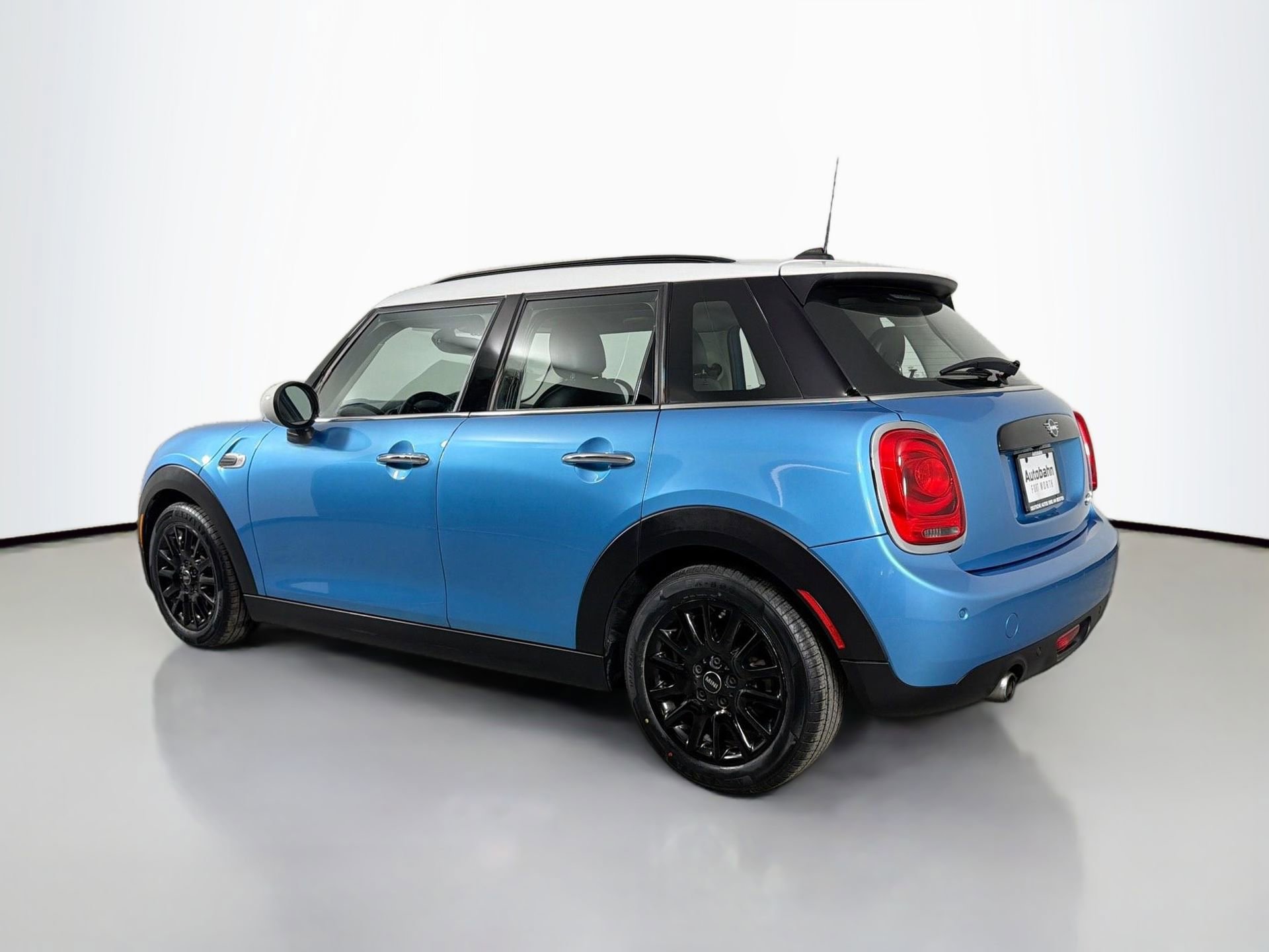 Used 2019 MINI Cooper 4-Door Hardtop w/ Storage Package image 9