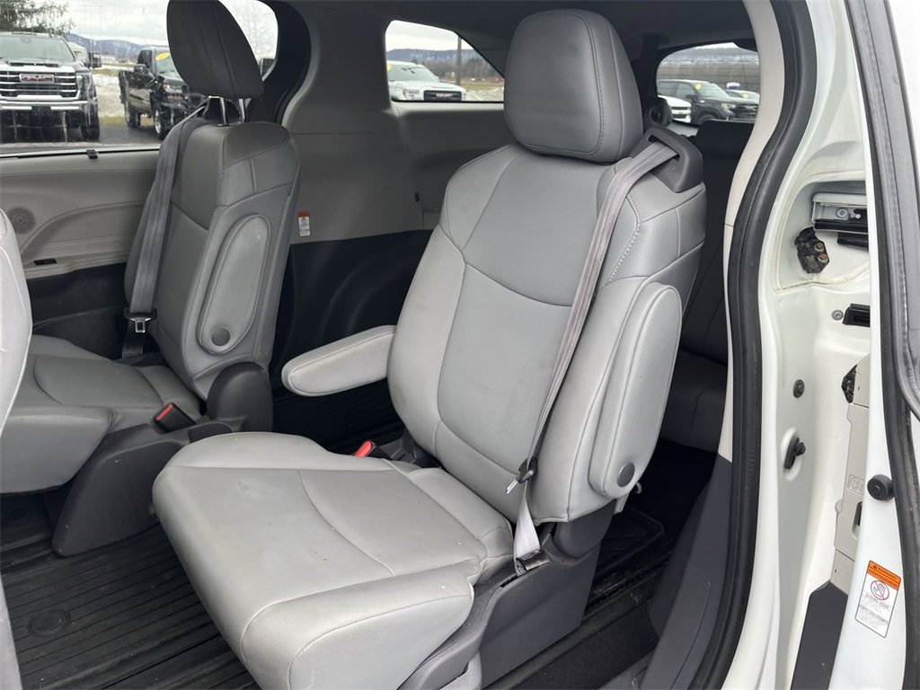 Used 2021 Toyota Sienna XLE image 24