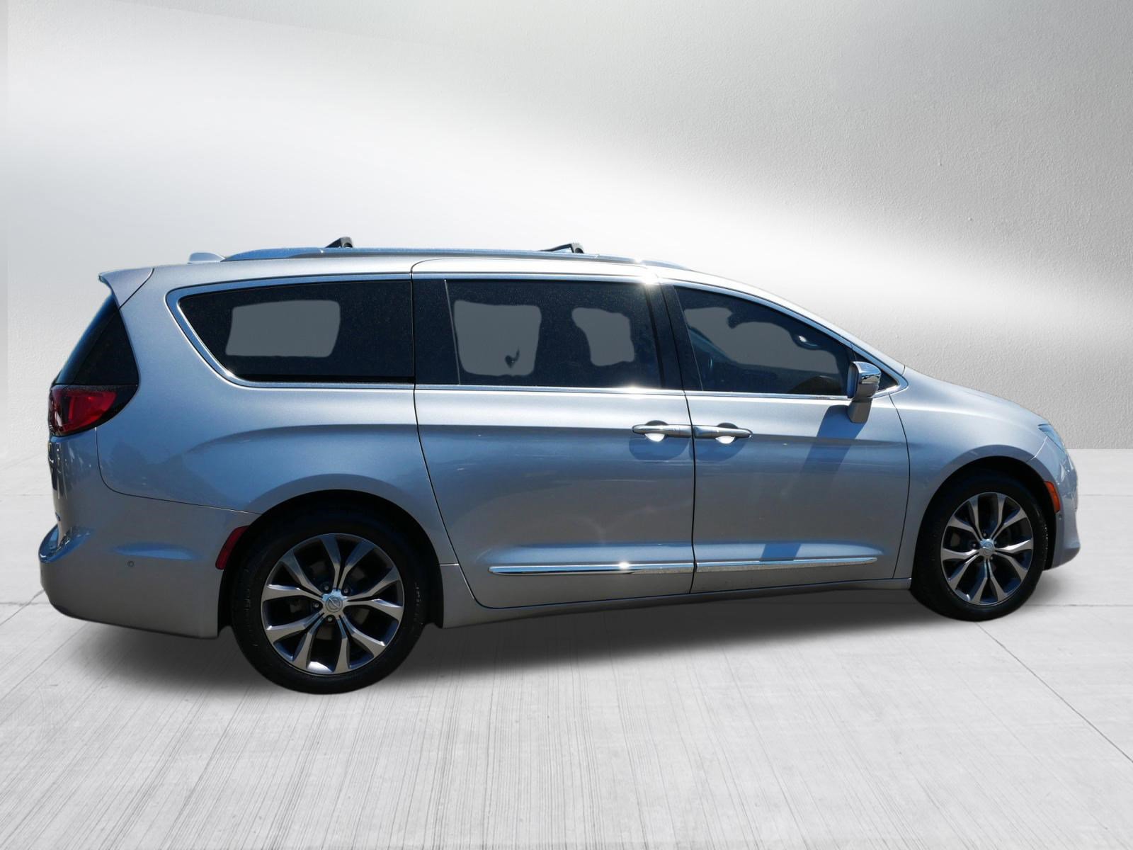 Used 2018 Chrysler Pacifica Limited w/ Tire & Wheel Group FWD image 8