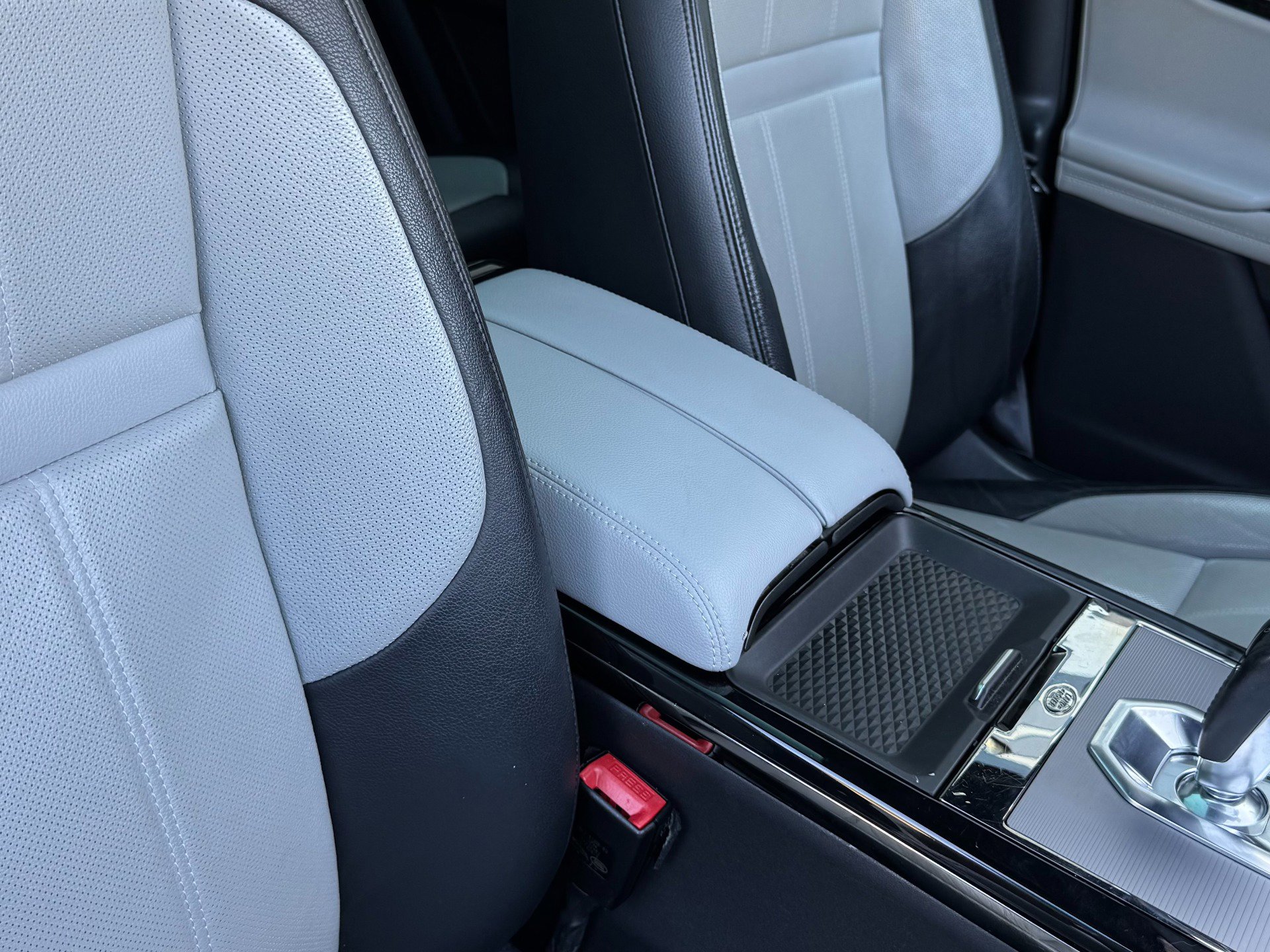 Used 2020 Land Rover Range Rover Evoque R-Dynamic SE image 28