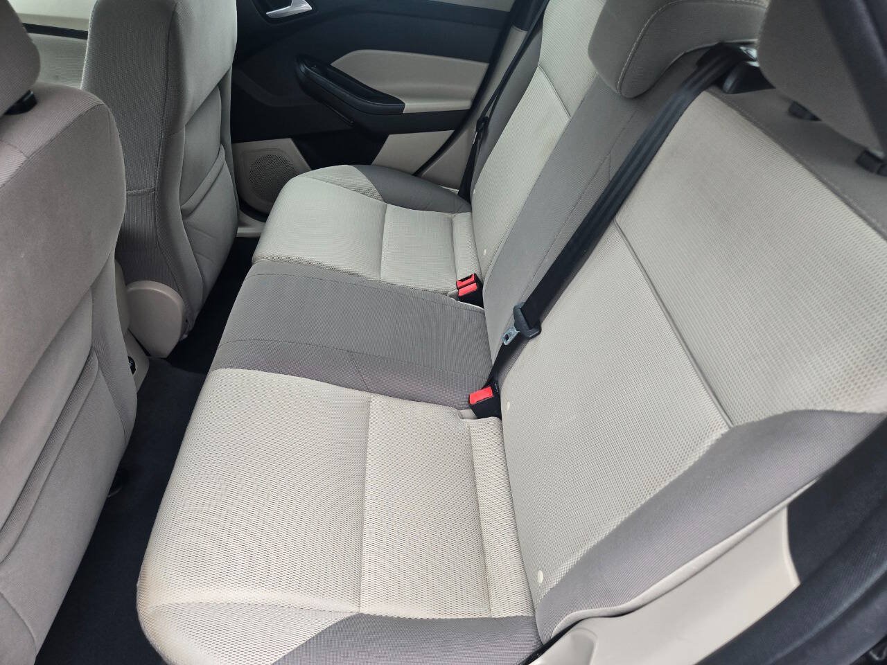 Used 2014 Ford Focus SE w/ SE Winter Package FWD image 22