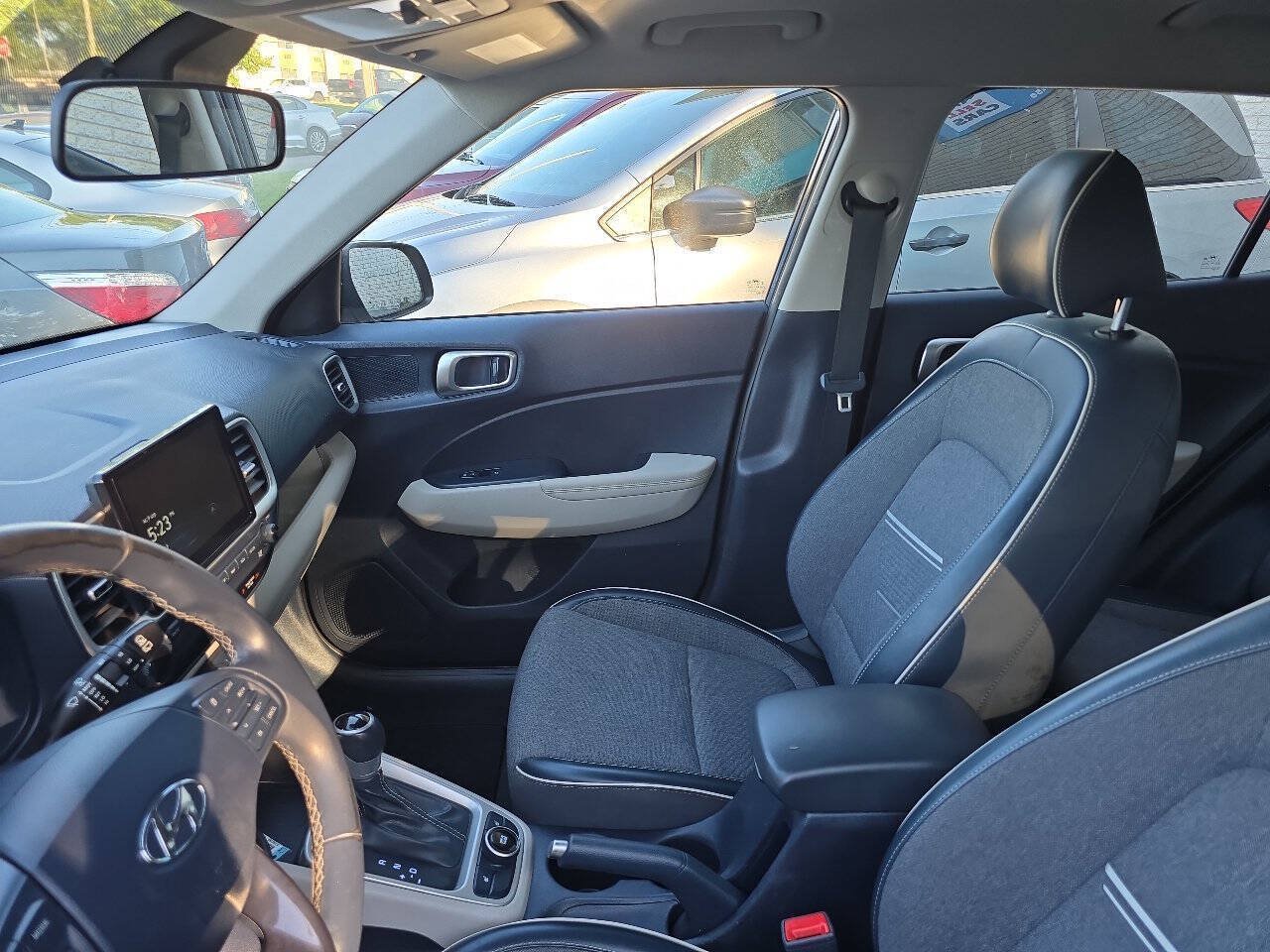 Used 2022 Hyundai Venue Limited FWD image 4