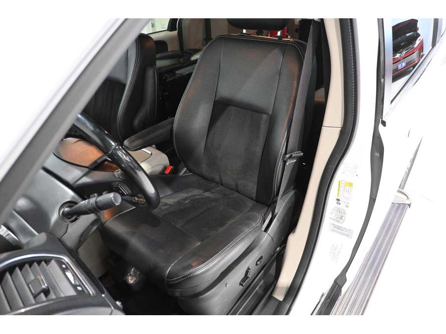 Used 2017 Dodge Grand Caravan SXT FWD image 14
