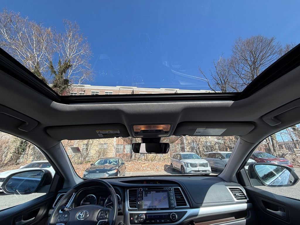 Used 2017 Toyota Highlander XLE w/ Carpet Mat Package image 24