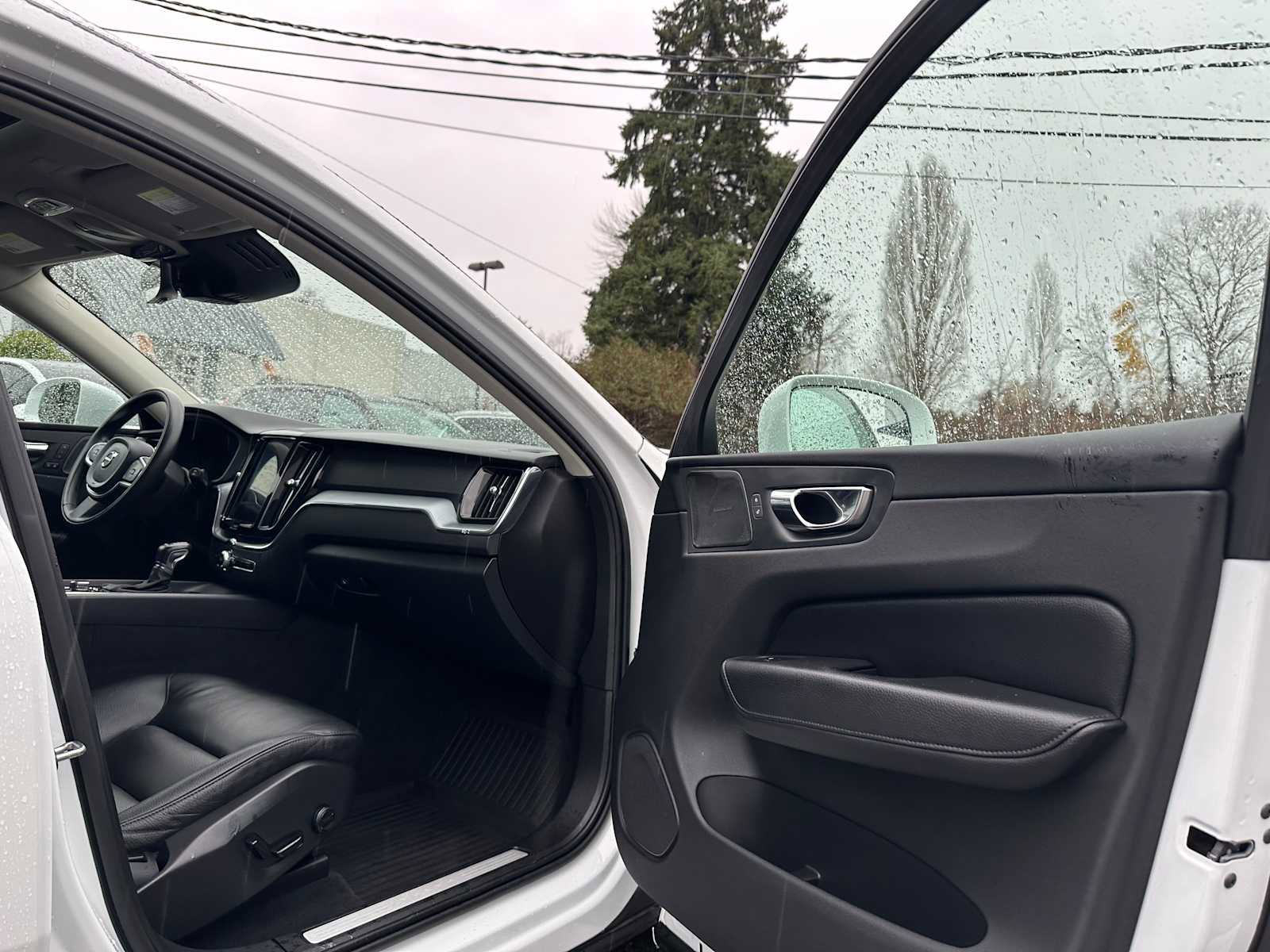 Used 2020 Volvo XC60 T5 Momentum image 11