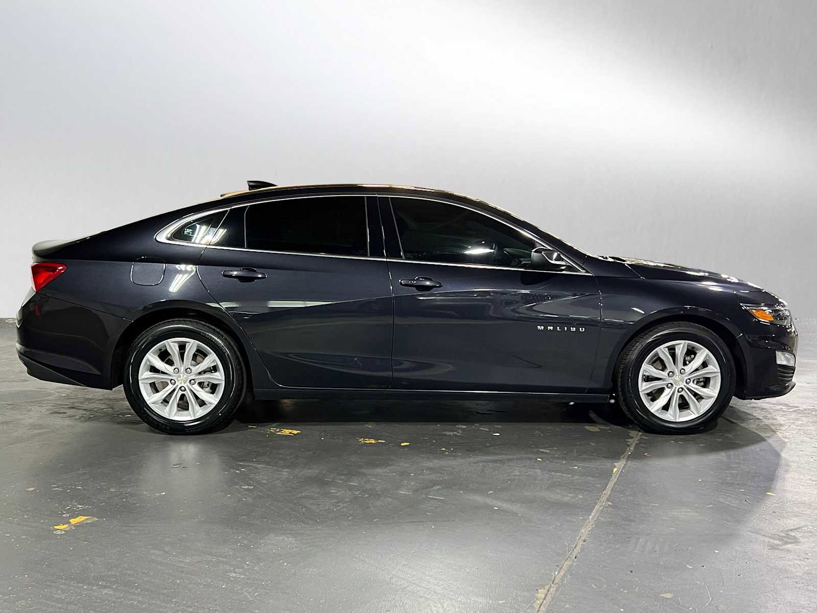 Used 2023 Chevrolet Malibu LT image 2