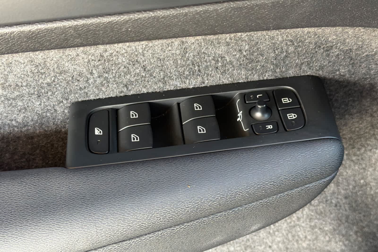 Used 2024 Volvo XC40 B5 Plus AWD/4WD image 13