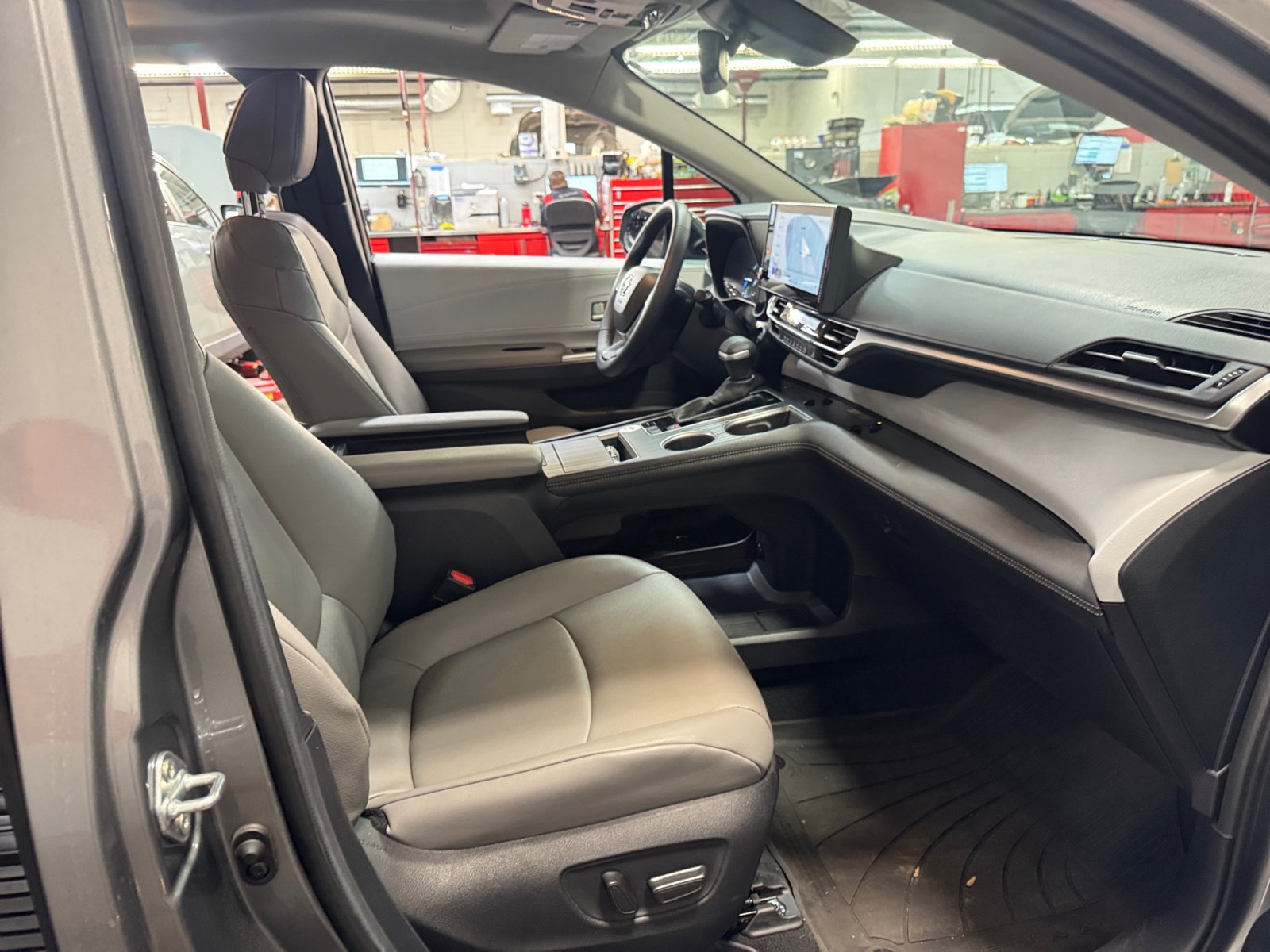 Certified 2026 Toyota Sienna XLE FWD image 19