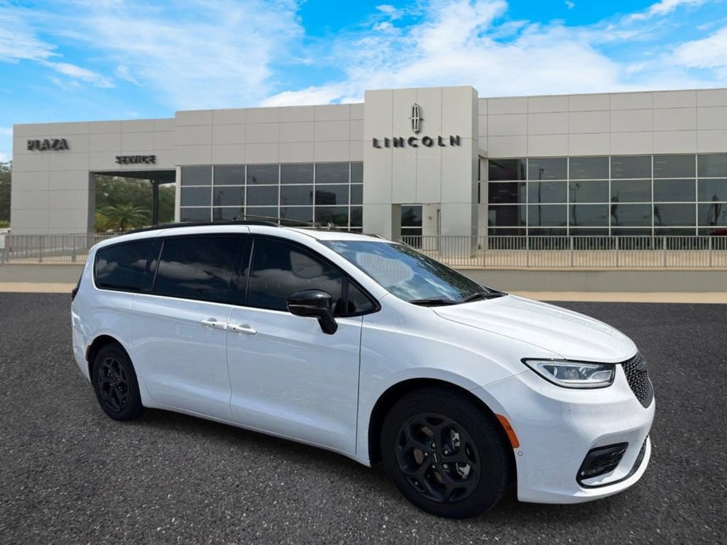 Used 2024 Chrysler Pacifica Premium FWD image 1