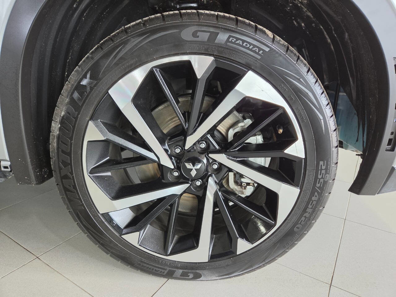 Used 2023 Mitsubishi Outlander SE image 9